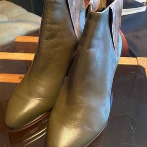 Vince Camuto VC-BRISSA Sz 7.5/37.5 Pointy Ankle Booties Olive Green Leather New